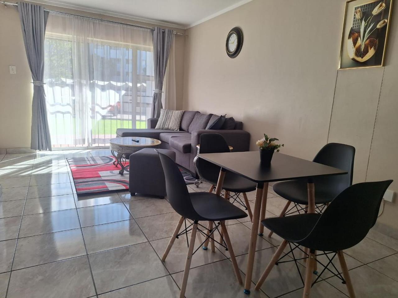 Menlyn Maine Apartments, Menlyn Place Pretoria Exterior photo